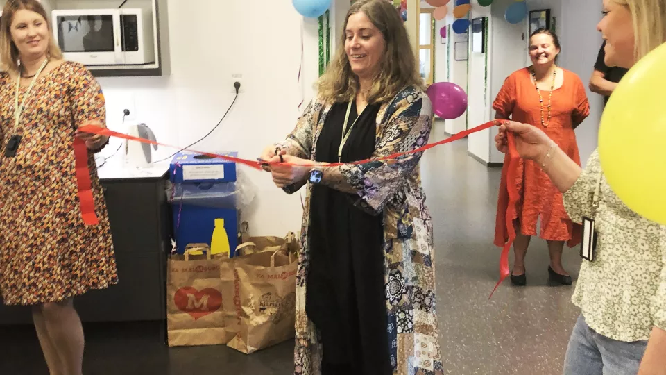 Administrative Manager Lhinn Holmbergh inaugurates the new office by cutting the red ribbon. They are held up by Johanna Porsklev Burfelt and Emelie Falck. In the background Ulrica af Sillén.