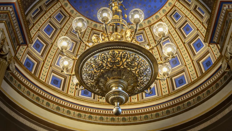 The ceiling in the Lund University assembly hall in blue and gold pattern. Photo: Kennet Ruona. 
