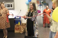 Administrative Manager Lhinn Holmbergh inaugurates the new office by cutting the red ribbon. They are held up by Johanna Porsklev Burfelt and Emelie Falck. In the background Ulrica af Sillén.