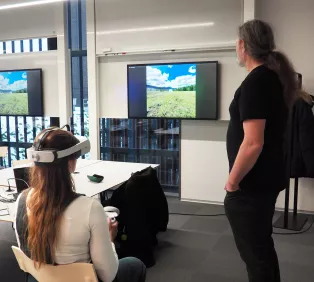 Teaching with Ulrik Röijezon. Physiotherapy students test training of sensorimotor control with VR headsets. Photo.