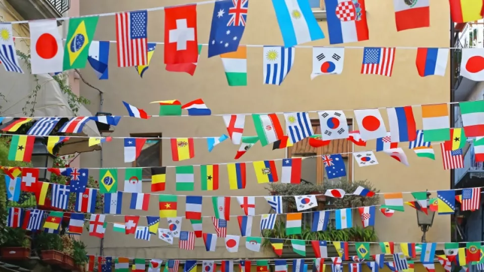 Flaggspel med många länders flaggor. Foto.