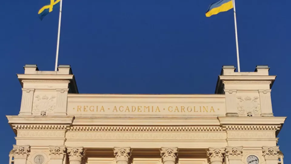Universitetshuset med svensk och ukrainsk flagga hissad. Foto.