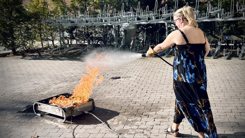 Kvinna släcker brand med skumslackare. Foto. Fotograf: Agata Garpenlind
