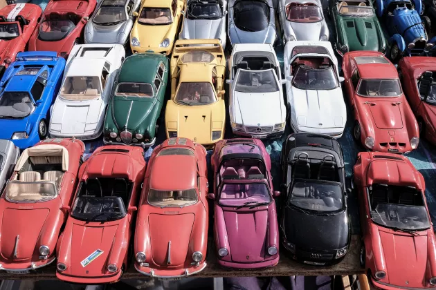 Många färglada bilar parkerade. Foto.