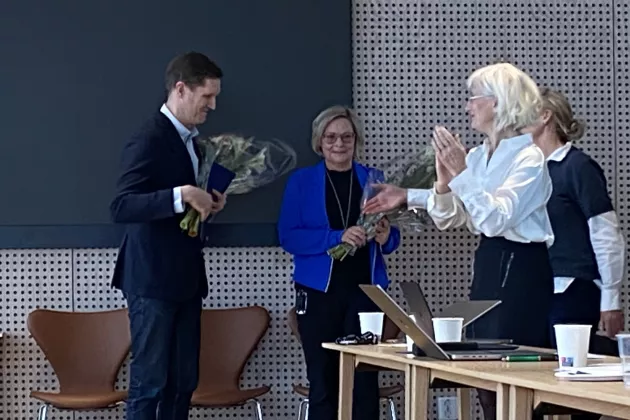 Olof Sandgren och Pia Hovbrandt tilldelas utmärkelsen Excellent Teaching Practitioner av Kristina Åkesson. Foto: Johanna Erlandson