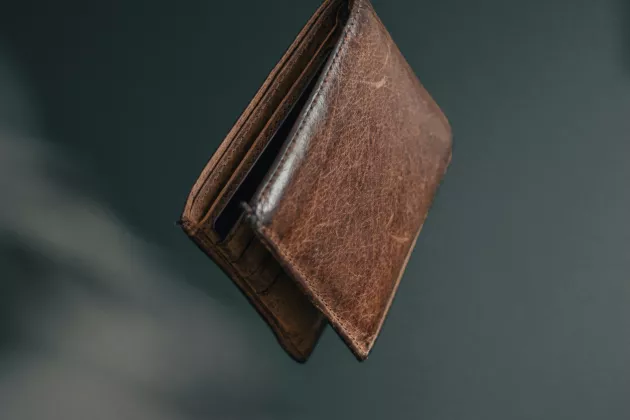 Plånbok som faller. Foto.