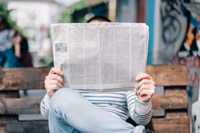 Man läser tidning. Foto Unsplash.