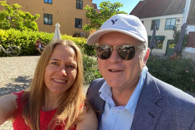 Anna Falk och Stefan Volk Jovinge på torg i Visby. Foto.