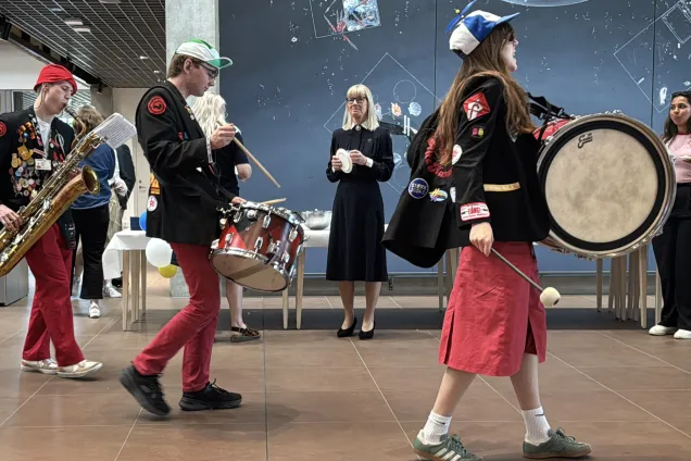 Alte Kamereren marscherar framför sjuksköterska i gammaldags uniform. Foto.