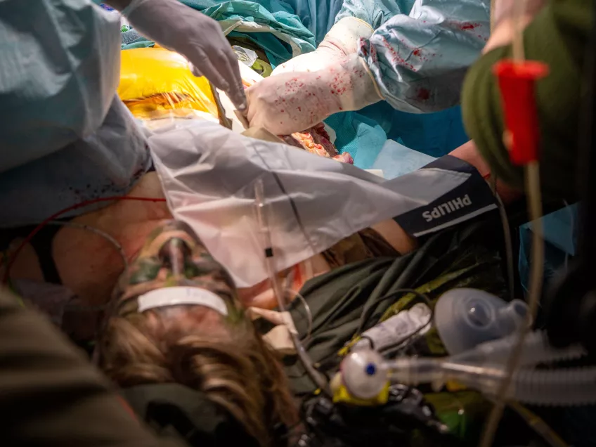 Patient blir opererad under militärövningen Aurora.